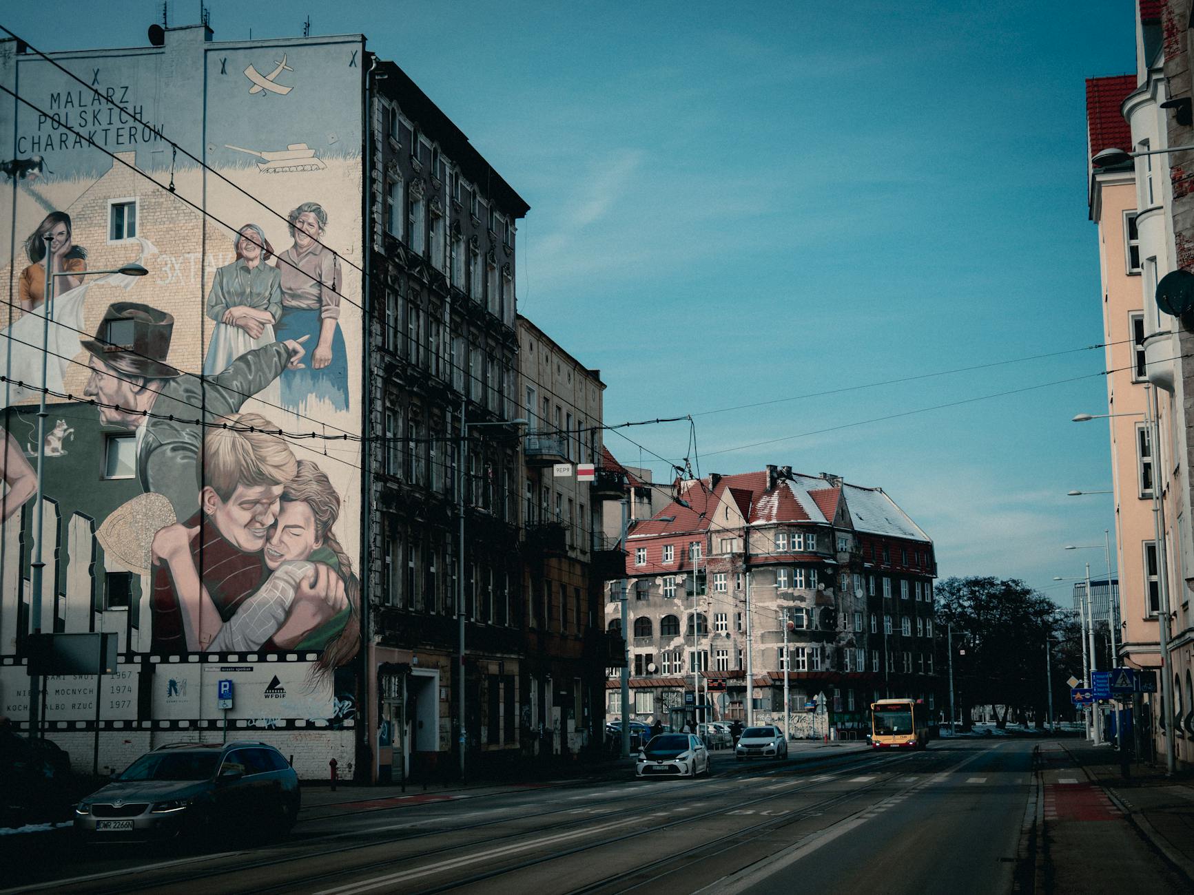 Plakat filmowy z informacją o premierach filmowych w kinie w Stalowej Woli